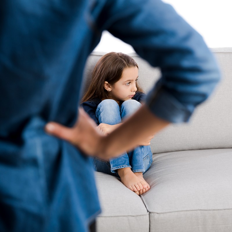 niña rechazando a su madre